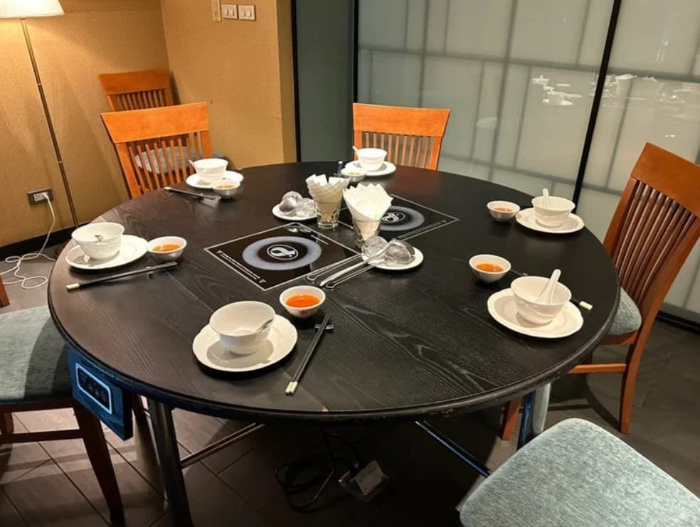 店内：落ち着いて過ごしたい会食におすすめのコカのテーブル席