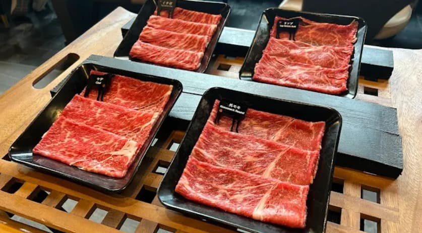 料理：美しく細やかなサシが入ったMo-Mo-Paradise Gold Emporiumの牛肉