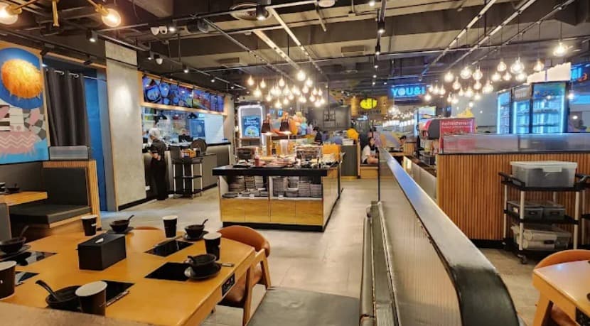 店内：広々としたYou & I Premium Suki Buffet The Emquartierの