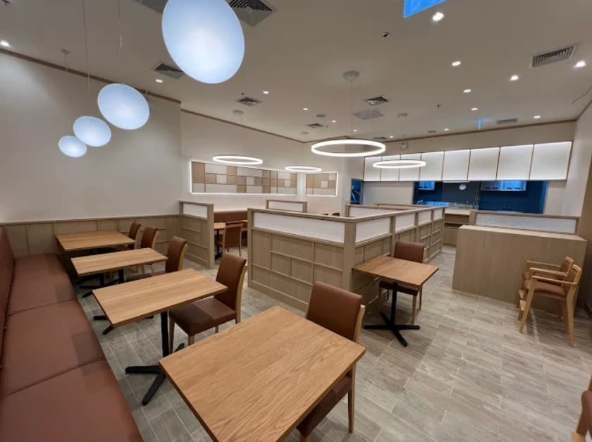 店内：明るく落ち着いた照明のとんかつ こせきのテーブル席