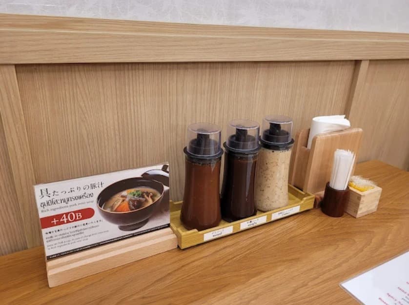 店内：お好みのソースを選べるとんかつ こせきのテーブル