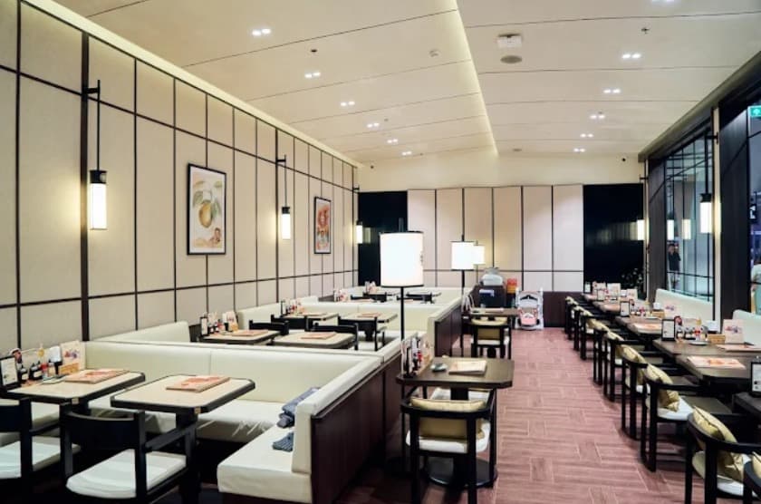 店内：スタイリッシュなインテリアのこごろカツ エムスフィアのテーブル席