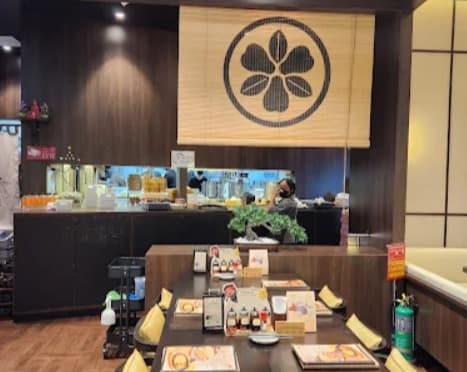 店内：和風モダンで落ち着いたこごろカツ エムスフィアのテーブル席