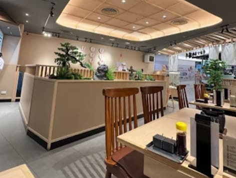 店内：木目を基調にした清潔感のある牛カツ 京都 勝牛 エムクオーティエの店内