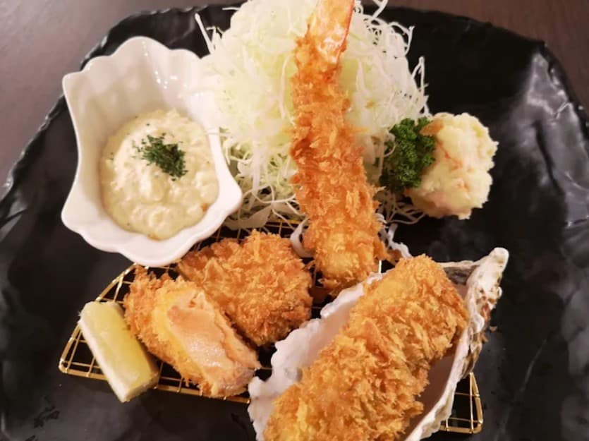 料理：タルタルとピッタリな神戸トンテキ プロンポンのシーフードミックスフライ定食