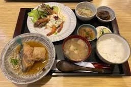 ボリューム満点！朔のランチタイムに人気のバランスの取れた定食セット