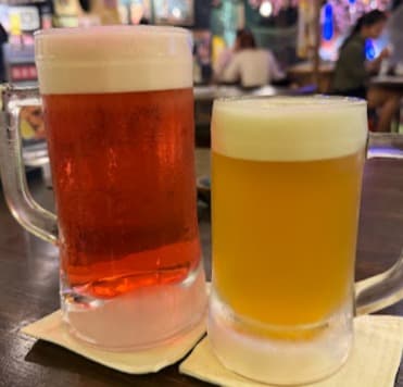 テーブルを盛り上げる名物！「剣心 居酒屋」ならではのカラフルなフレーバービールと大満足のメガジョッキ