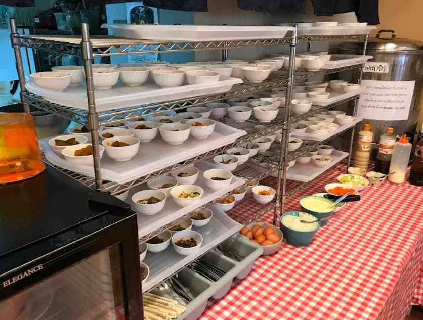 店内：先払い＆セルフ式で気軽に選べるクラタイ食堂のカウンター