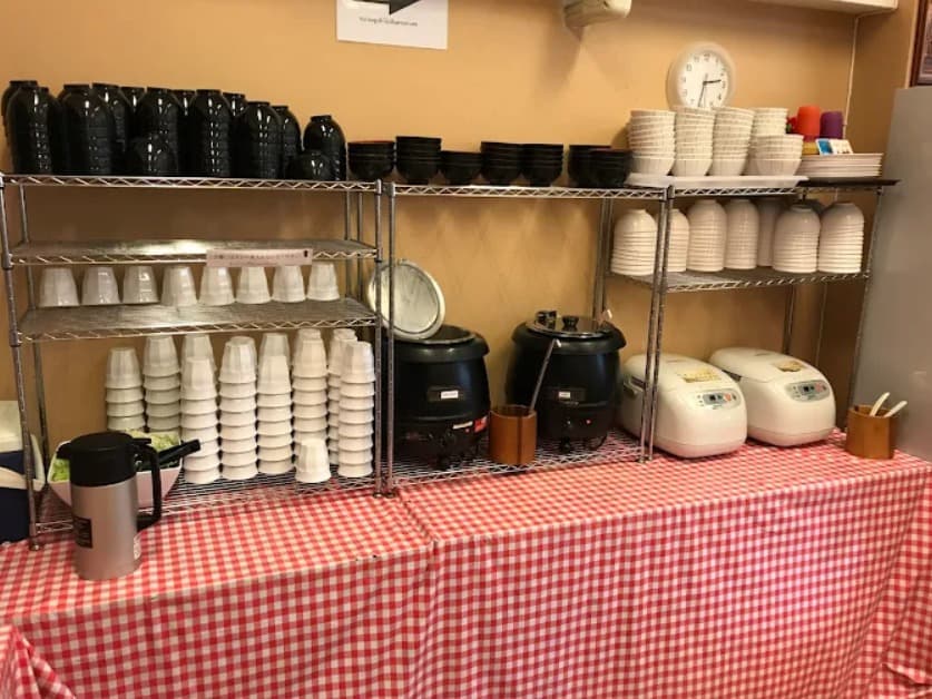 店内：ご飯やお味噌汁がおかわり自由のクラタイ食堂の食器棚