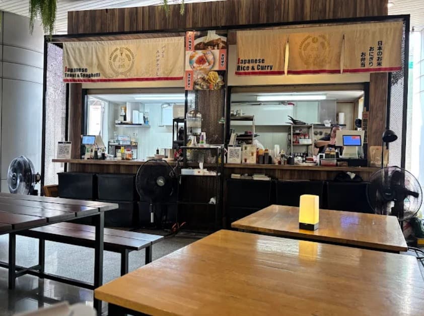 店内：短時間のランチからにも最適なKhao yiphun ข้าวญี่ปุ่นのテーブル席
