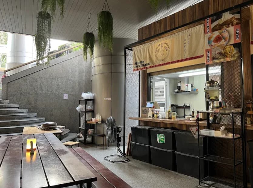 店内：気負わず立ち寄れるKhao yiphun ข้าวญี่ปุ่นのテーブル席
