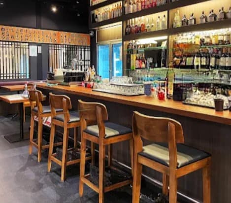 店内：活気溢れる福福 Fuku Fukuのカウンター席