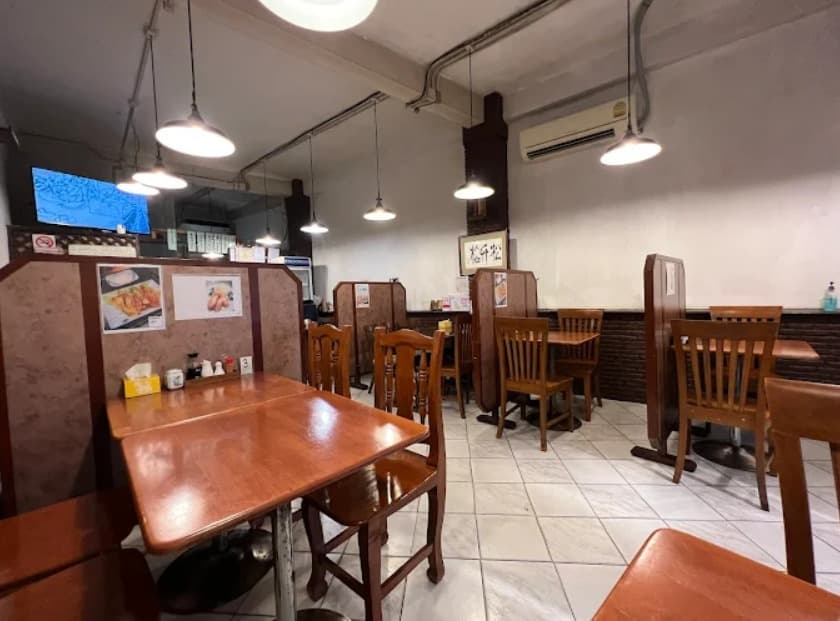 店内：温かみのあるキッチン新潟のテーブル席