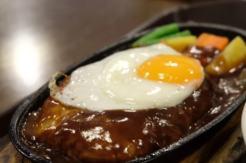 料理：溢れる肉汁が味わい深いキッチン新潟のハンバーグ