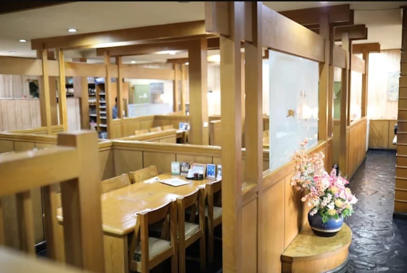 店内：木目を基調としたのそば割烹 一芯のテーブル席