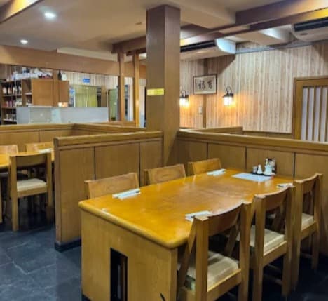店内：落ち着いて和食を味わえるそば割烹 一芯のテーブル席