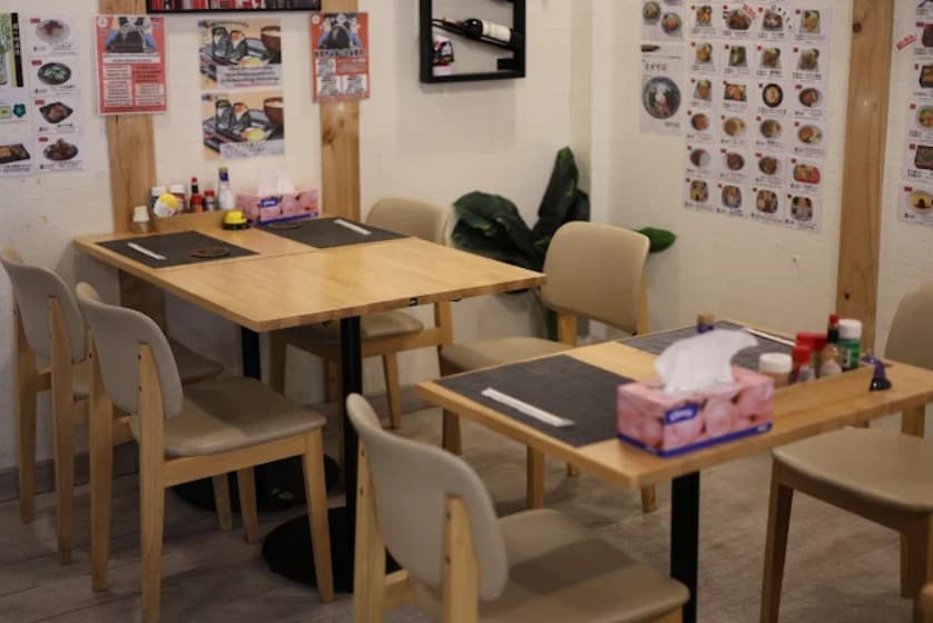 店内：雰囲気のアットホームなおにぎり屋 こめこめのテーブル席