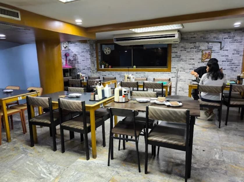 店内：日常使いしやすいどんどん もんじゃ焼きのテーブル席