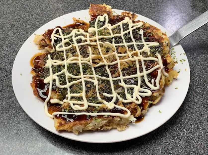 料理：日本と変わらない味わいのどんどん もんじゃ焼きのお好み焼き