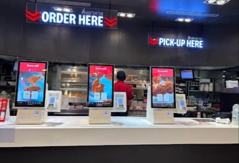 KFC　Lotus Sukhumvit 50店の注文カウンター