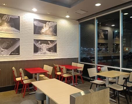 KFC　Lotus Sukhumvit 50店の店内の座席エリア