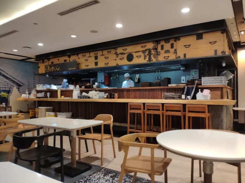 店内：買い物帰りに利用しやすい里のうどん エンポリアムのテーブル席