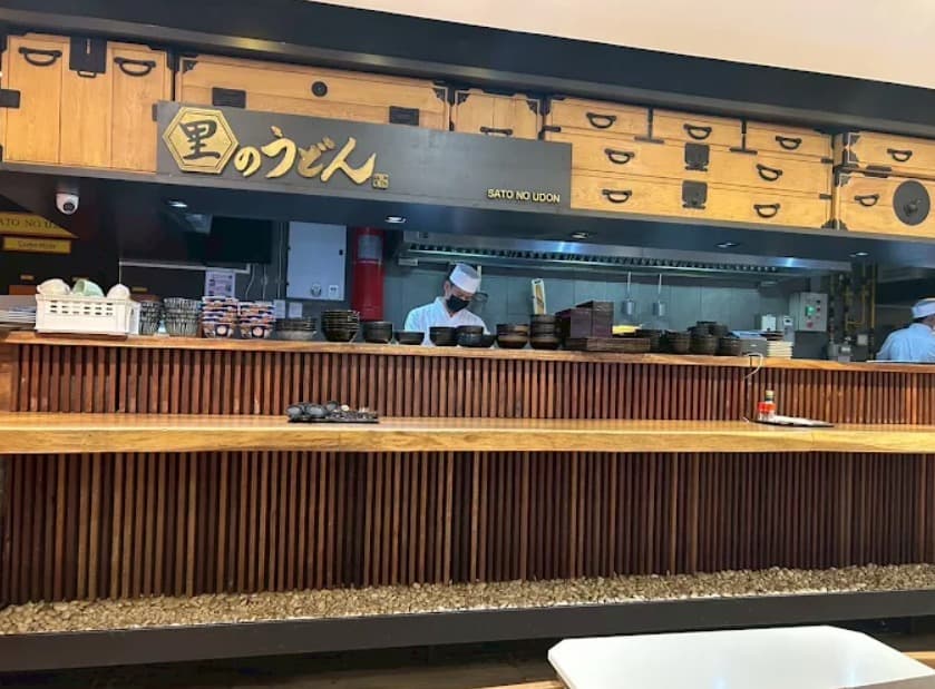 店内：てきぱきと提供する里のうどん エンポリアムのカウンター