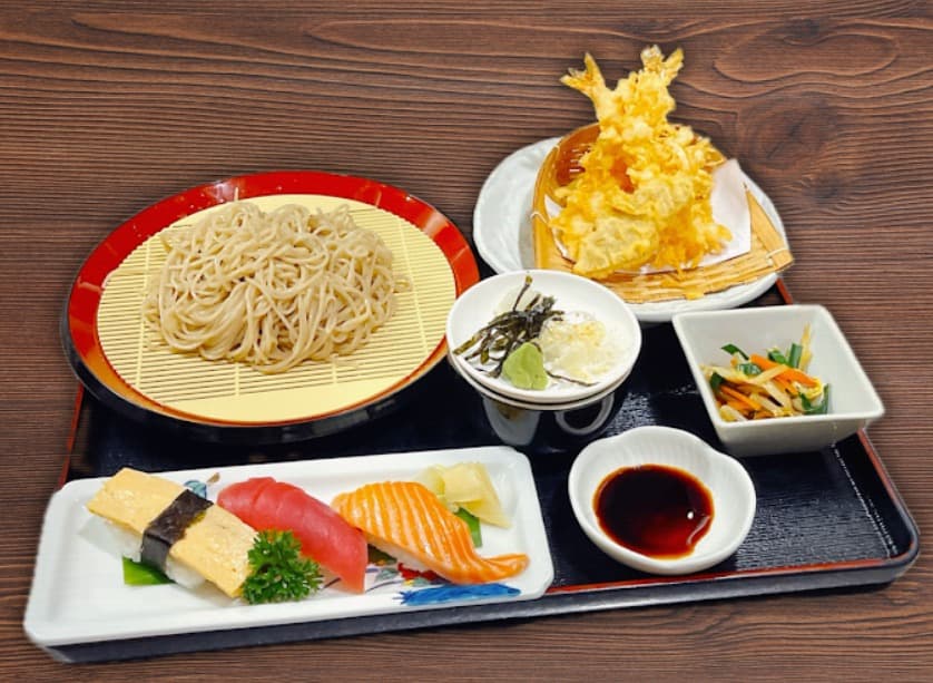 料理：満足感のある博多の天ざると寿司