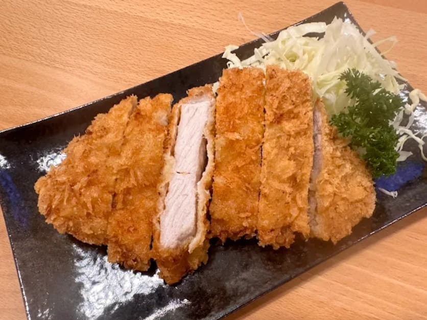 料理：カラっと揚がったまんぷく弁当道場 もぐもぐのとんかつ