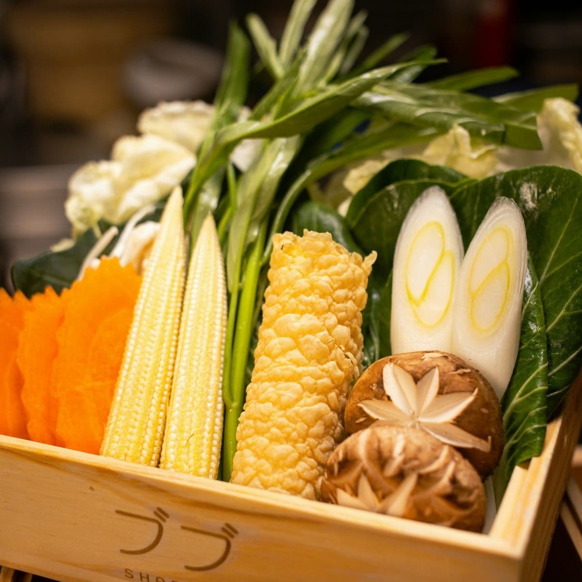Shabubu Thonglorの野菜盛り合わせ（白菜・しいたけ・ヤングコーンなど）