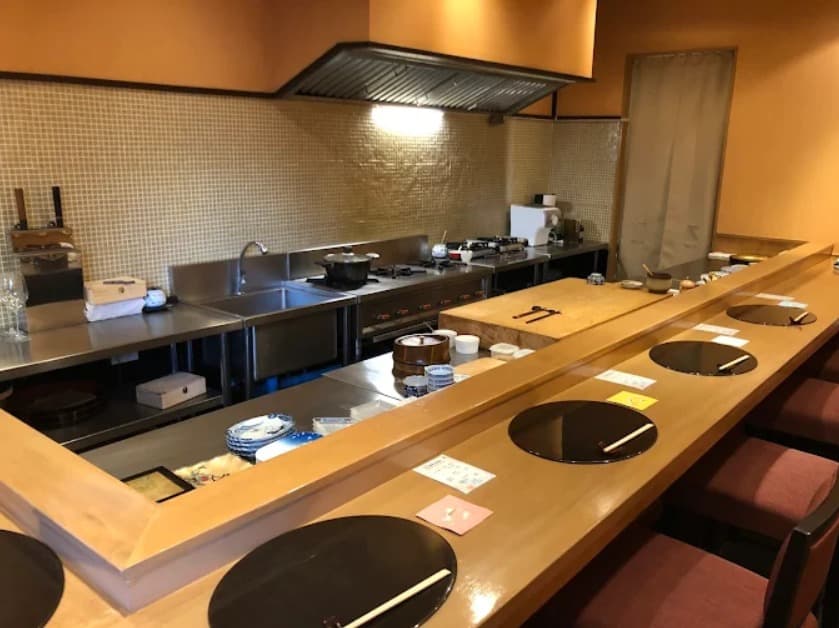 店内：料理人の手仕事を間近に見られる割烹 智のカウンター席