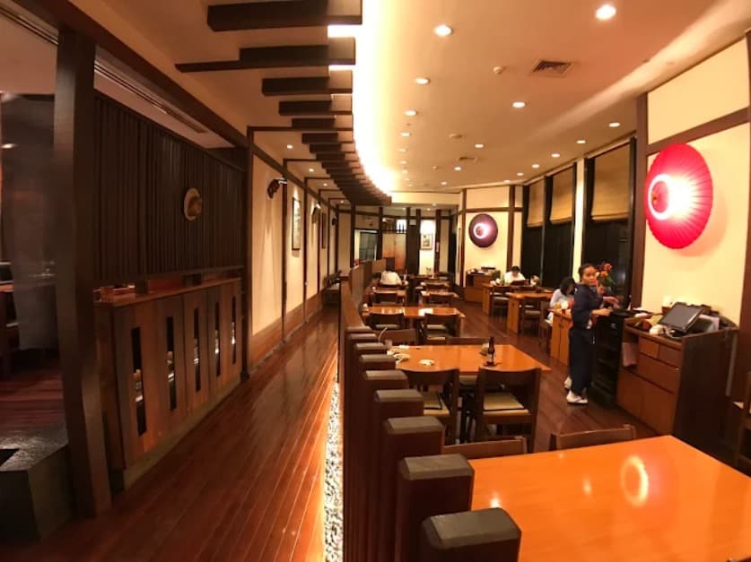 店内：落ち着いた空間で食事ができる日本食レストラン 葵のテーブル席