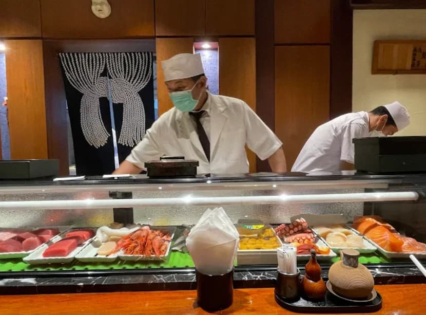 店内：本格的な日本料理を提供する日本食レストラン 葵のカウンター席