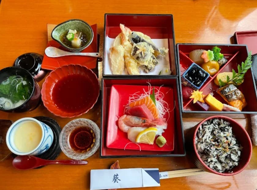 料理：美しく仕切られた本食レストラン 葵の御膳