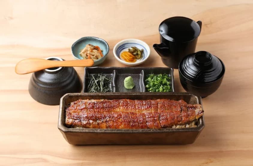料理：一尾を丸ごと使ったうなぎ四代目 菊川 エムクオーティエの一本重