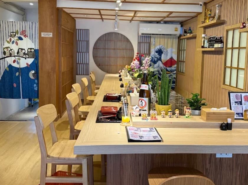 店内：木目を基調とした鰻の成瀬 プロンポン店のカウンター席