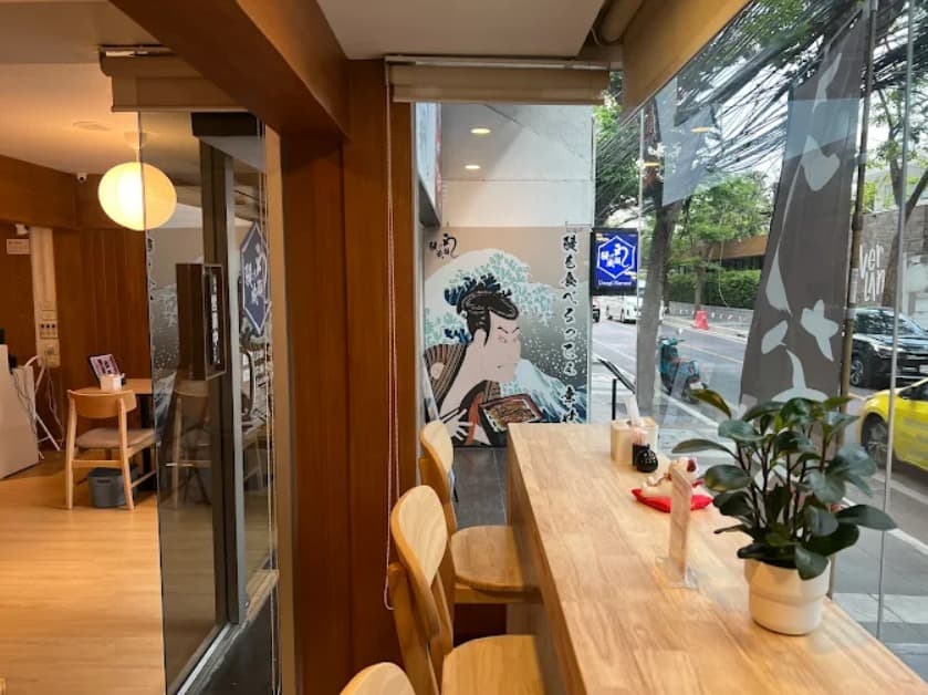 店内：モダンな空間でくつろげる鰻の成瀬 プロンポン店のカウンター席