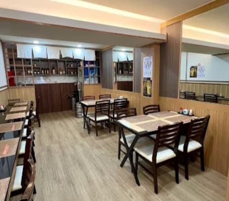 店内：落ち着いた和の空間のうなぎ さんやのテーブル席