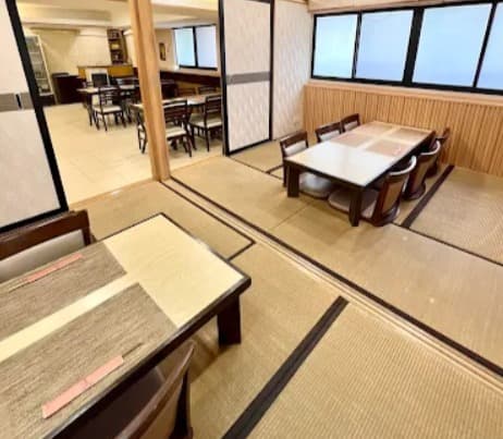 店内：食事をゆっくり楽しめるうなぎ さんやの座敷席