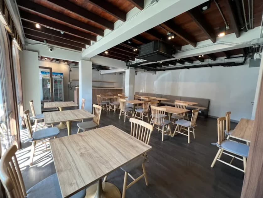 店内：木目を基調としたうなぎ 黒船 Unagi Kurofune BKKのテーブル席