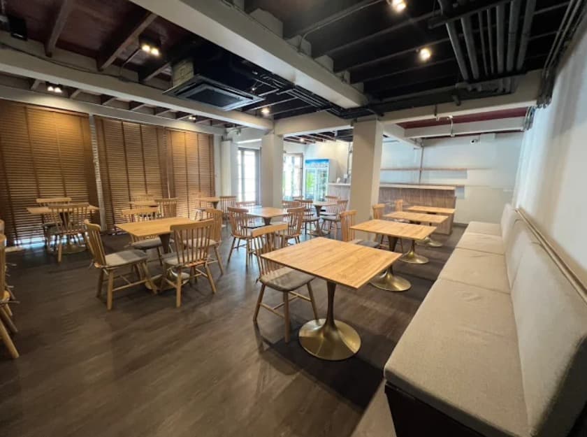 店内：ゆったり座れるソファーもあるうなぎ 黒船 Unagi Kurofune BKKのテーブル席