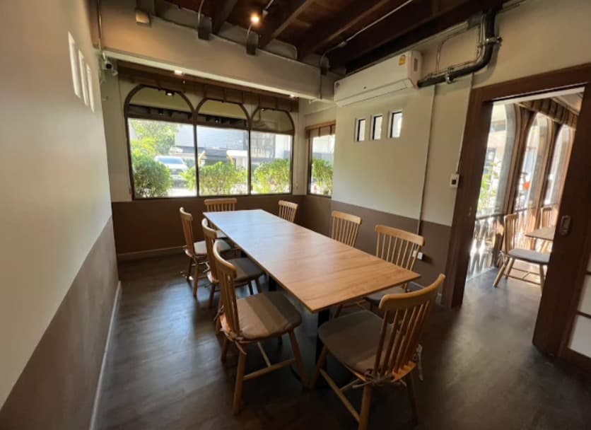 店内：ゆっくり食事を楽しめるうなぎ 黒船 Unagi Kurofune BKKのテーブル席