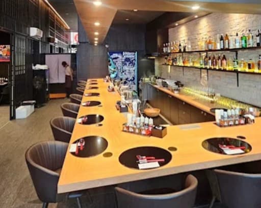 店内：ラーメン作りを間近に眺められるRAMEN KAISUGI Bangkokのカウンター席