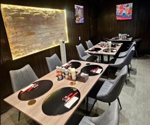 店内：落ち着いた和モダンなRAMEN KAISUGI Bangkokのテーブル席