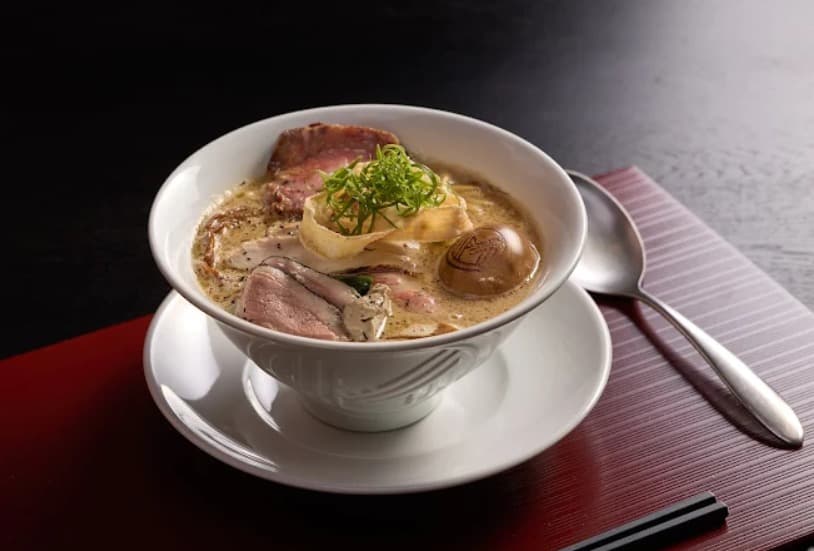 料理：チャーシューと卵もたっぷり入った麺庄 東京のシグネチャー鶏白湯らぁ麺