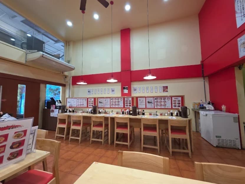 店内：清潔感のある幸ちゃんラーメン KouchanRamenのテーブル席