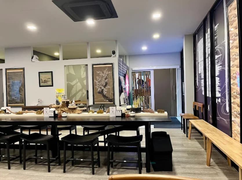 店内：スタイリッシュで洗練された麺屋 我ガのテーブル席