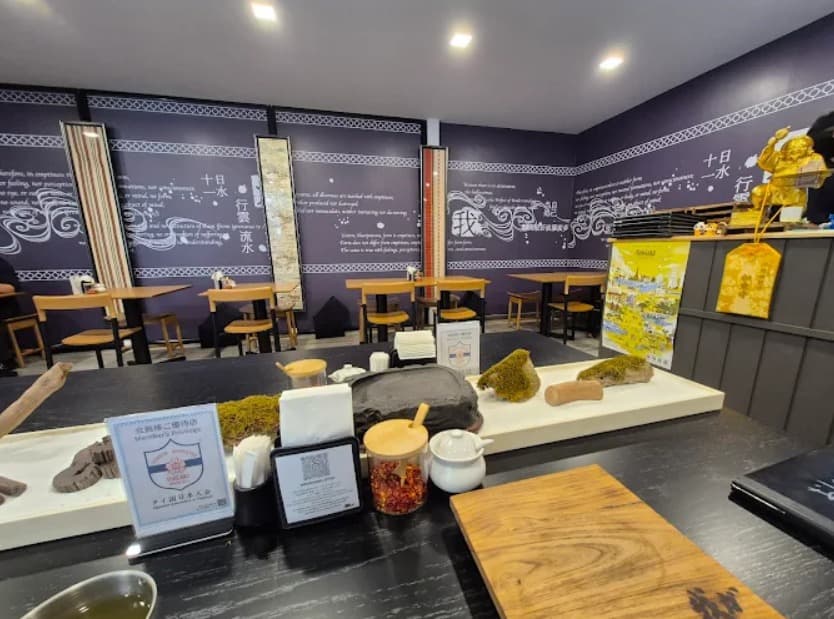店内：モダンなデザインの麺屋 我ガのテーブル席