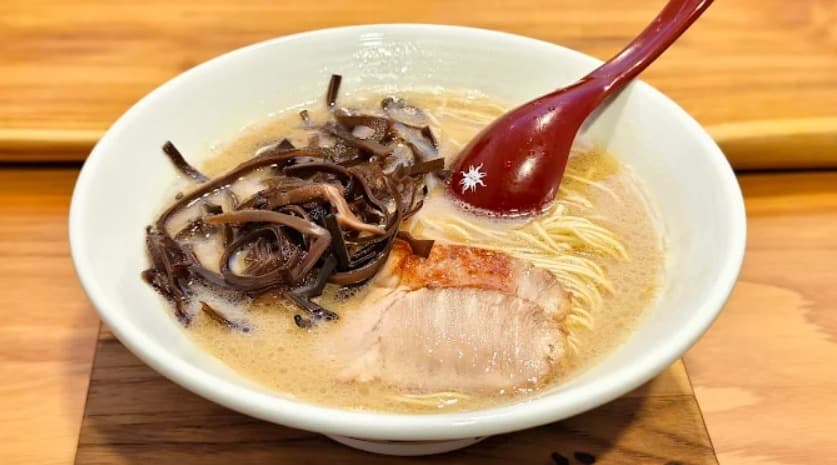 料理：臭みを抑えた濃厚スープの麺屋 我ガのキクラゲラーメン