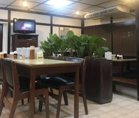 店内：飾らず居心地のよい空間らあめん一番のテーブル席
